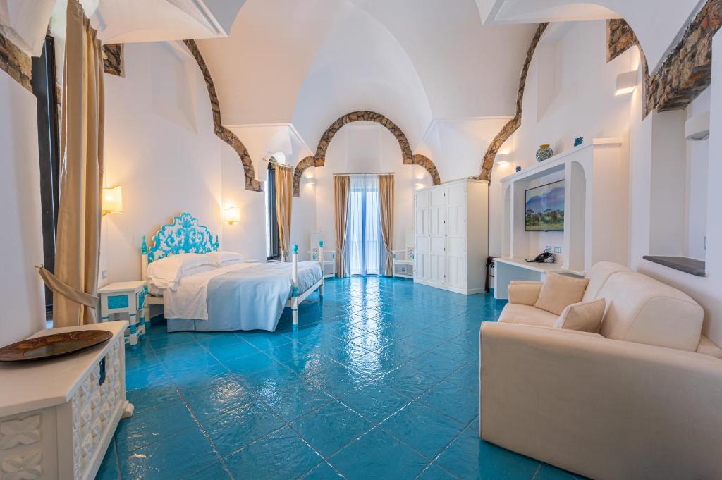 Cette grande chambre dispose de 2 lits et d'un sol bleu. dans l'établissement Grand Hotel Le Rocce, à Gaète 112 autres photos