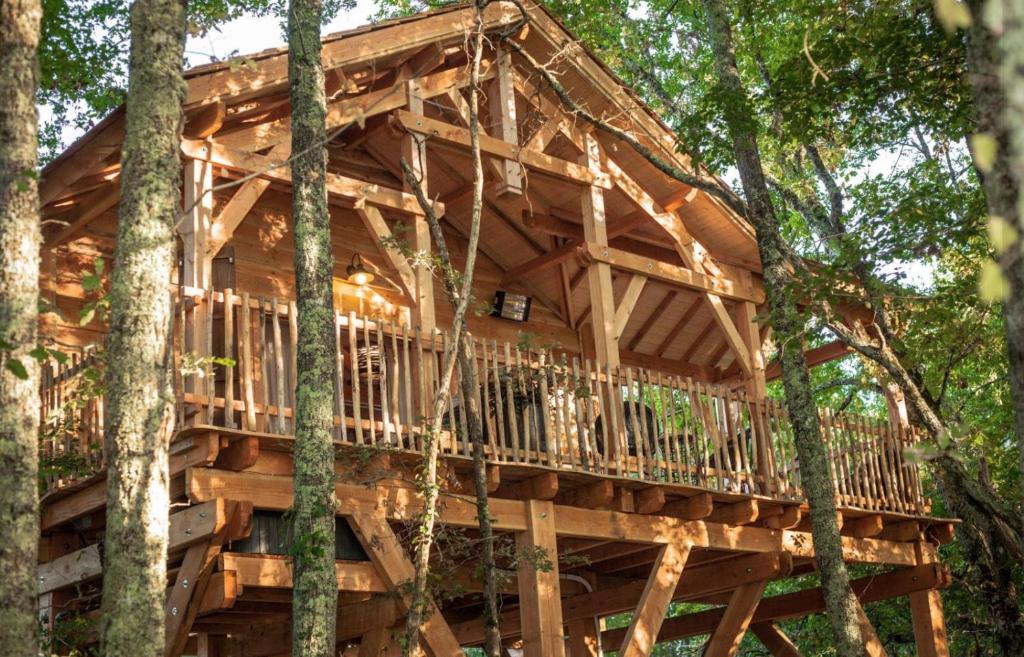 une cabane dans les arbres avec une balançoire dans l'établissement D'EMILION De SENS, à Gardegan-et-Tourtirac