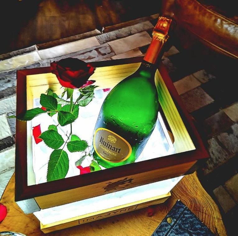 - une bouteille de vin dans une boîte sur une table dans l'établissement D'EMILION De SENS, à Gardegan-et-Tourtirac