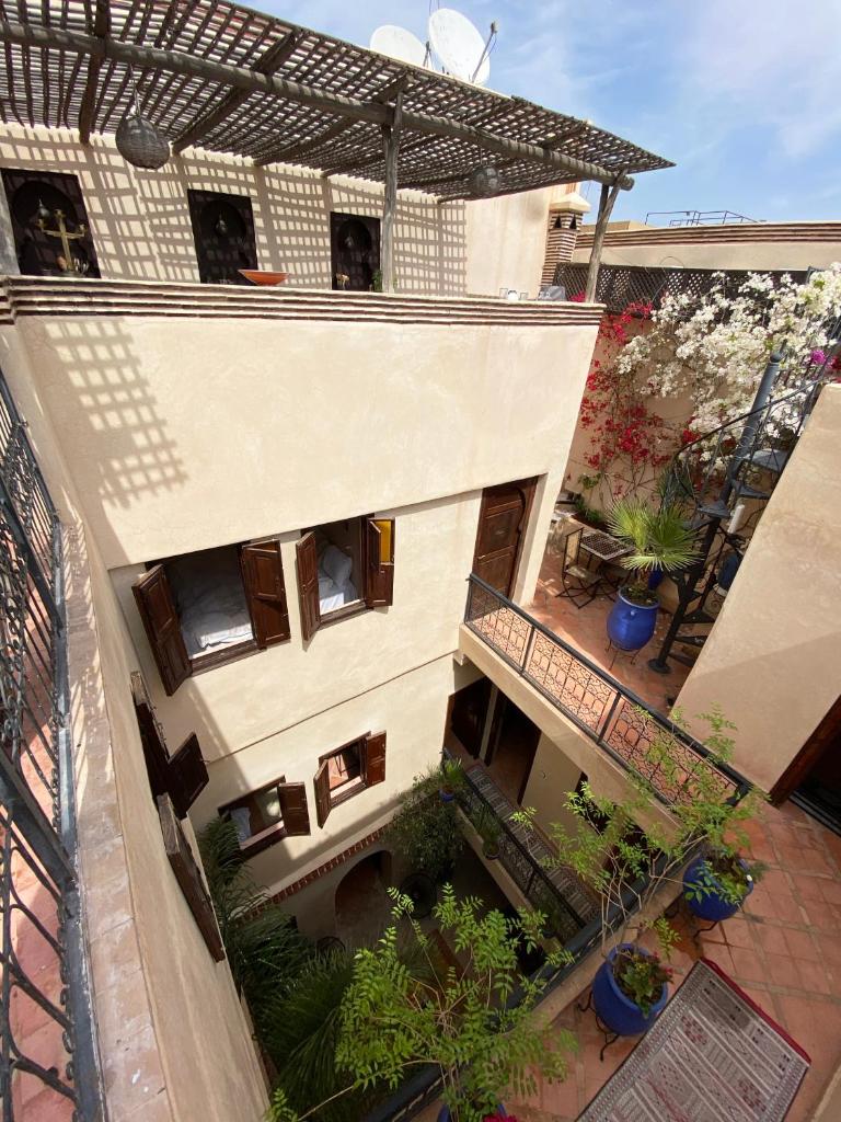 - une vue sur un bâtiment avec une cour ornée de plantes dans l'établissement RIAD OF THE STORKS - Exclusive use for up to 17 persons, à Marrakech