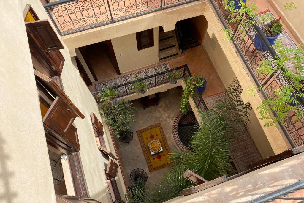 - une vue de tête sur un bâtiment doté d'un balcon et de plantes dans l'établissement RIAD OF THE STORKS - Exclusive use for up to 17 persons, à Marrakech 36 autres photos