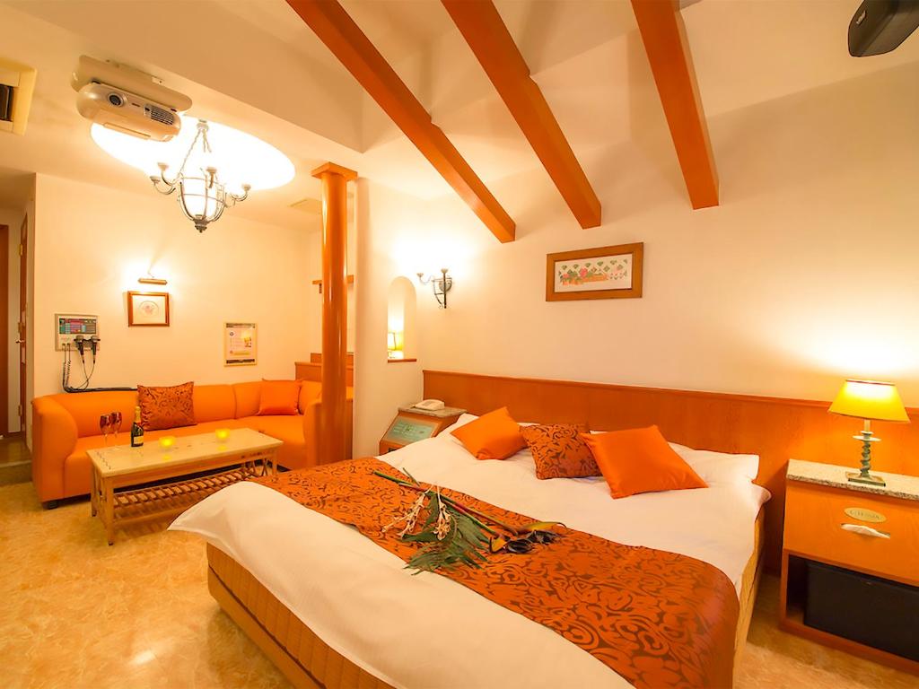 une chambre avec deux lits et un canapé dans l'établissement Hotel Rocco (Adult Only), à Nara 26 autres photos