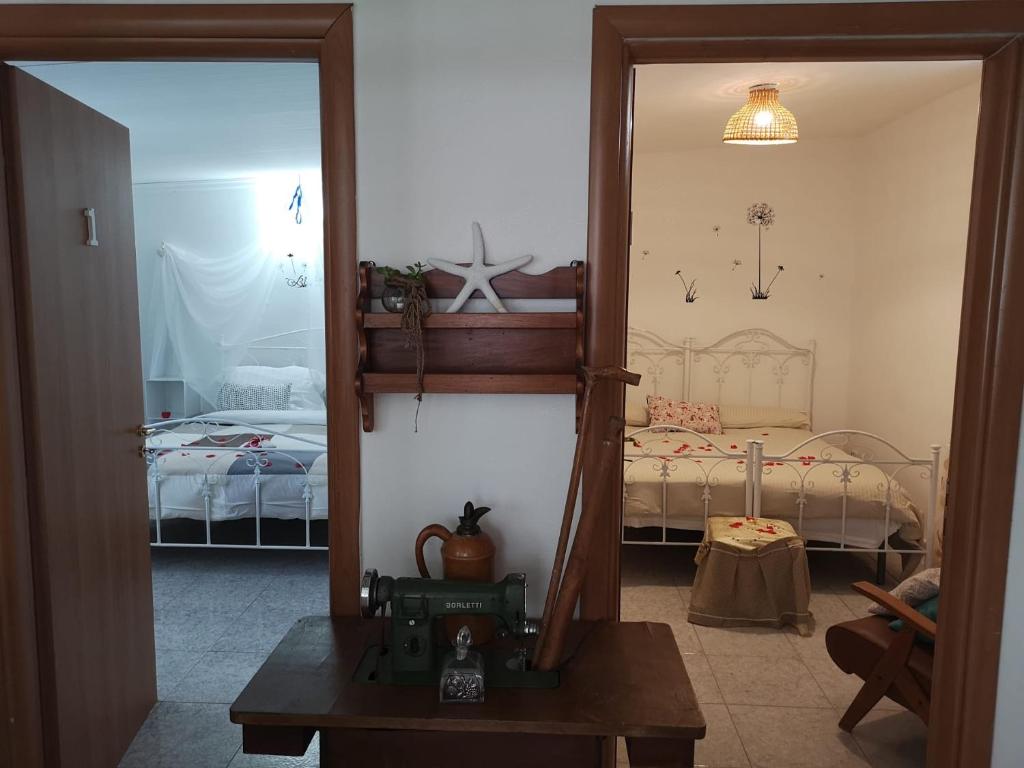 - une chambre avec un lit et un miroir dans l'établissement Villa Rhaele, à Tarente 27 autres photos