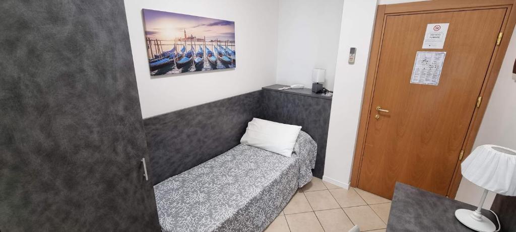 Cette chambre dispose d'un canapé avec une photo sur le mur. dans l'établissement Hotel Milano 3S, à Bibione