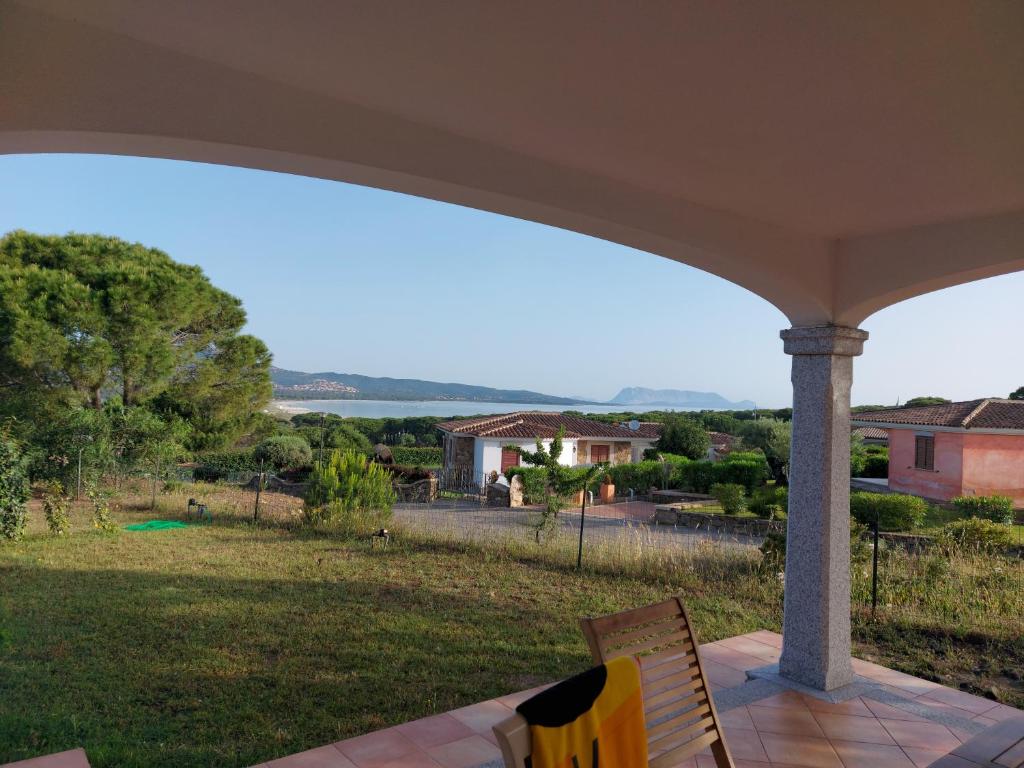 - une terrasse couverte avec 2 chaises et une vue sur la cour dans l'établissement Villa Gallura Dream with private pool and sea view, à Tanaunella