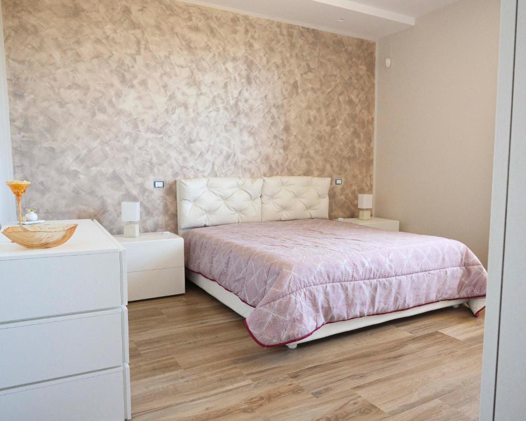 - une chambre avec un lit et une commode blanche dans l'établissement Rosmat's house, à Conversano