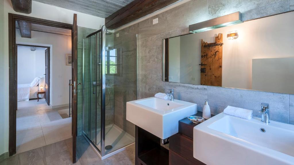une salle de bain avec un lavabo et un miroir dans l'établissement CASA MELOGRANO 11&2, Emma Villas, à Montefelcino