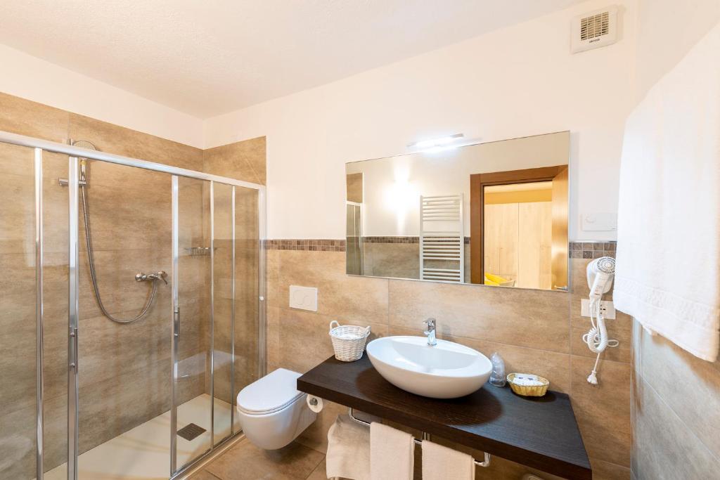 une salle de bain avec un lavabo, une douche et des toilettes dans l'établissement Hotel Firenze 3 Stelle Superior, à Brenzone