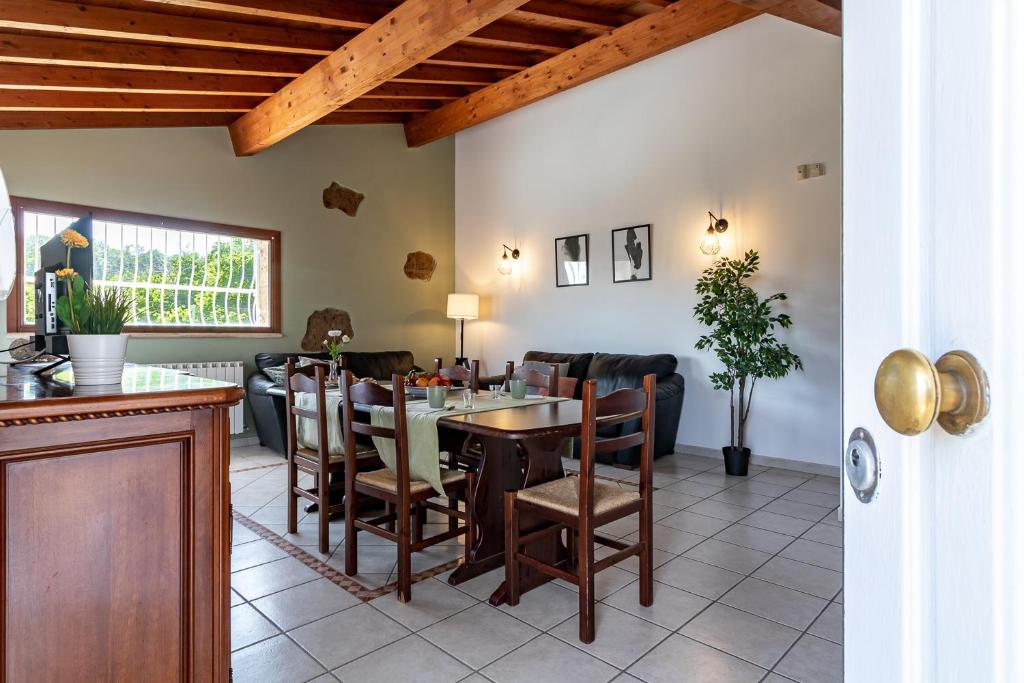 une cuisine et une salle à manger avec une table et des chaises dans l'établissement Villa Vacanze La Quercia, à Carbognano