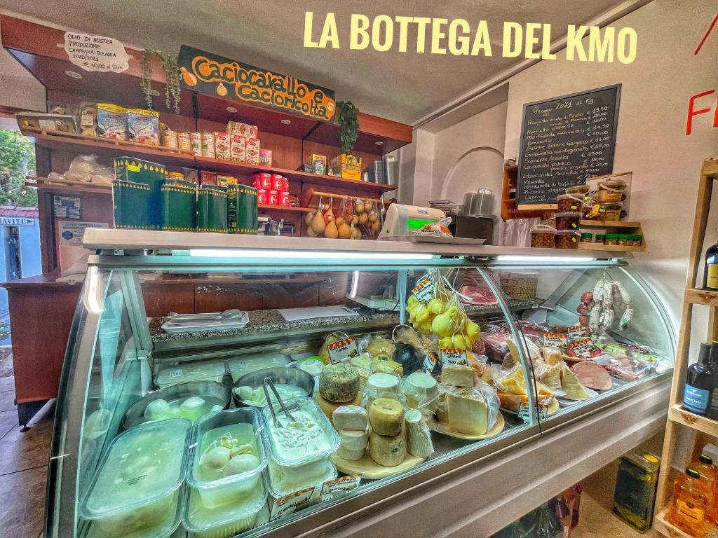 une vitrine dans un magasin rempli de denrées alimentaires; dans l'établissement Residence M3, à Peschici