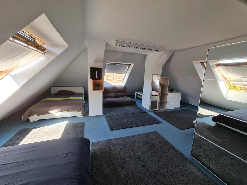6 bedroom Private APARTMENT & Lounge 2