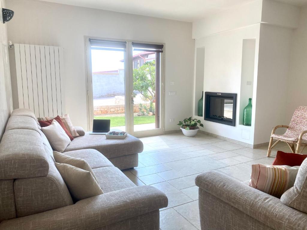 un salon avec deux canapés et une télévision dans l'établissement MASSERIA FRANTELLA, à Grottaglie