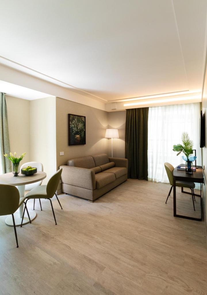 un salon avec un canapé, une table et des chaises dans l'établissement Ceccarini 9 home suite home, à Riccione 89 autres photos