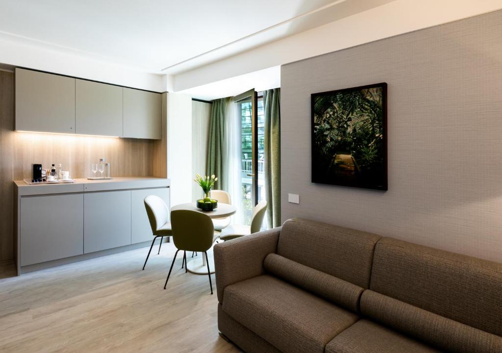 un salon avec un canapé et une cuisine dans l'établissement Ceccarini 9 home suite home, à Riccione