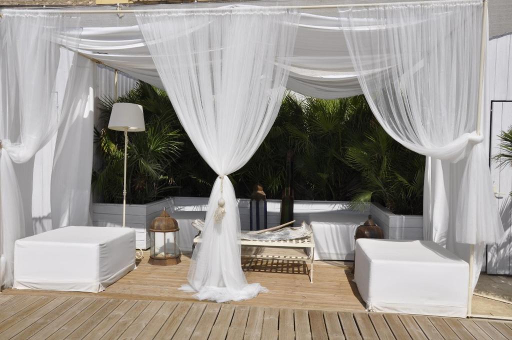un auvent blanc avec deux chaises et une table dans l'établissement Musciara Siracusa Resort, à Syracuse