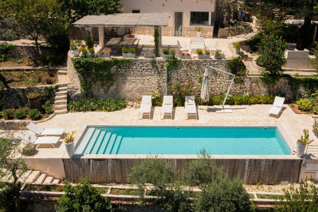 - une vue sur la piscine dans la cour dans l'établissement Villa Lemorè, à Fasano 36 autres photos