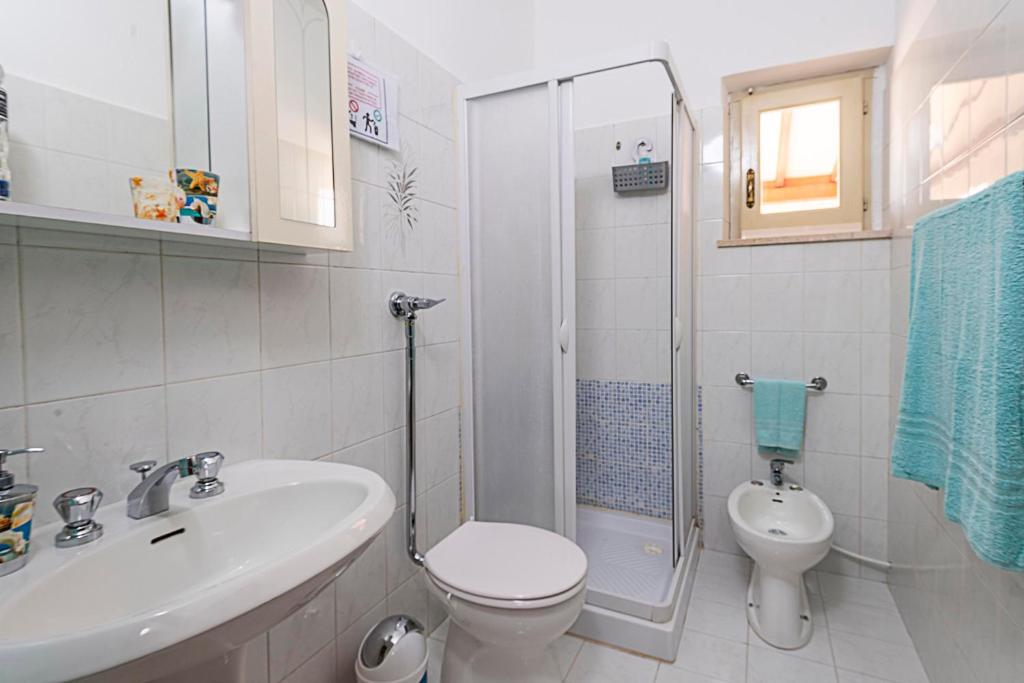 une salle de bain avec toilettes, lavabo et douche dans l'établissement Casa Vacanza Errante, à Menfi