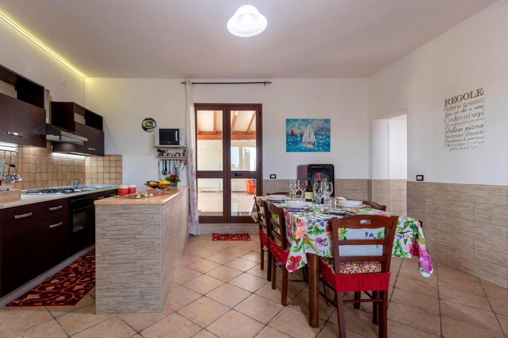 une cuisine avec une table et des chaises dans une pièce dans l'établissement Casa Vacanza Errante, à Menfi