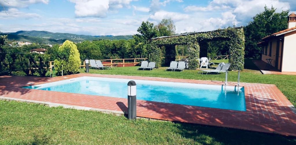 une piscine dans la cour d'une maison dans l'établissement Villa Paola, à Arezzo