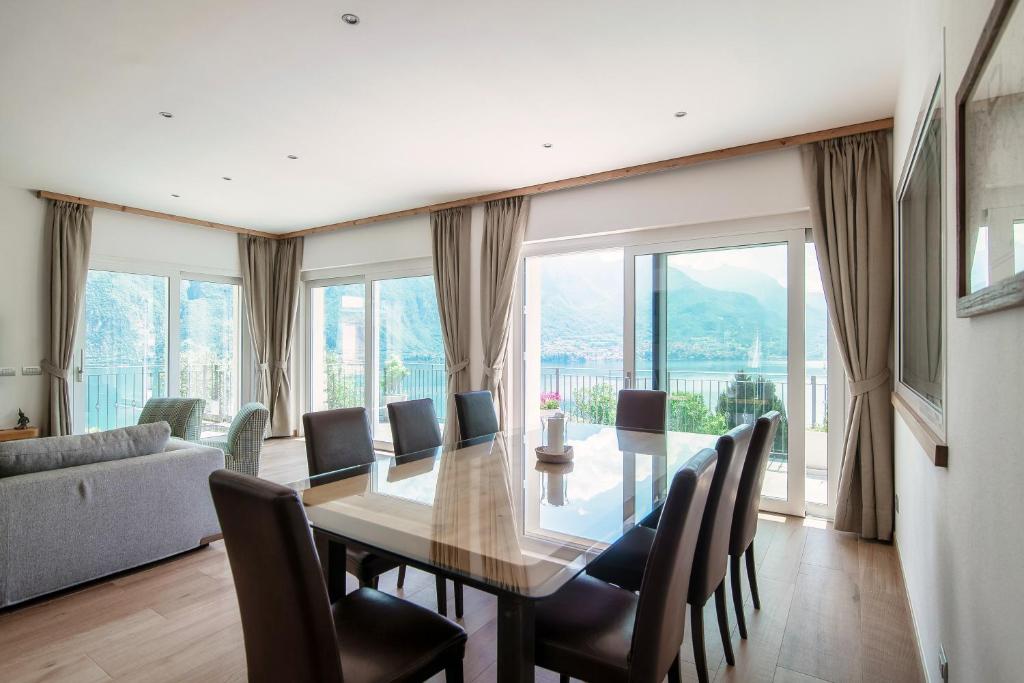 une salle à manger avec une table et des chaises dans l'établissement Villa Breva - Bellagio, à Bellagio