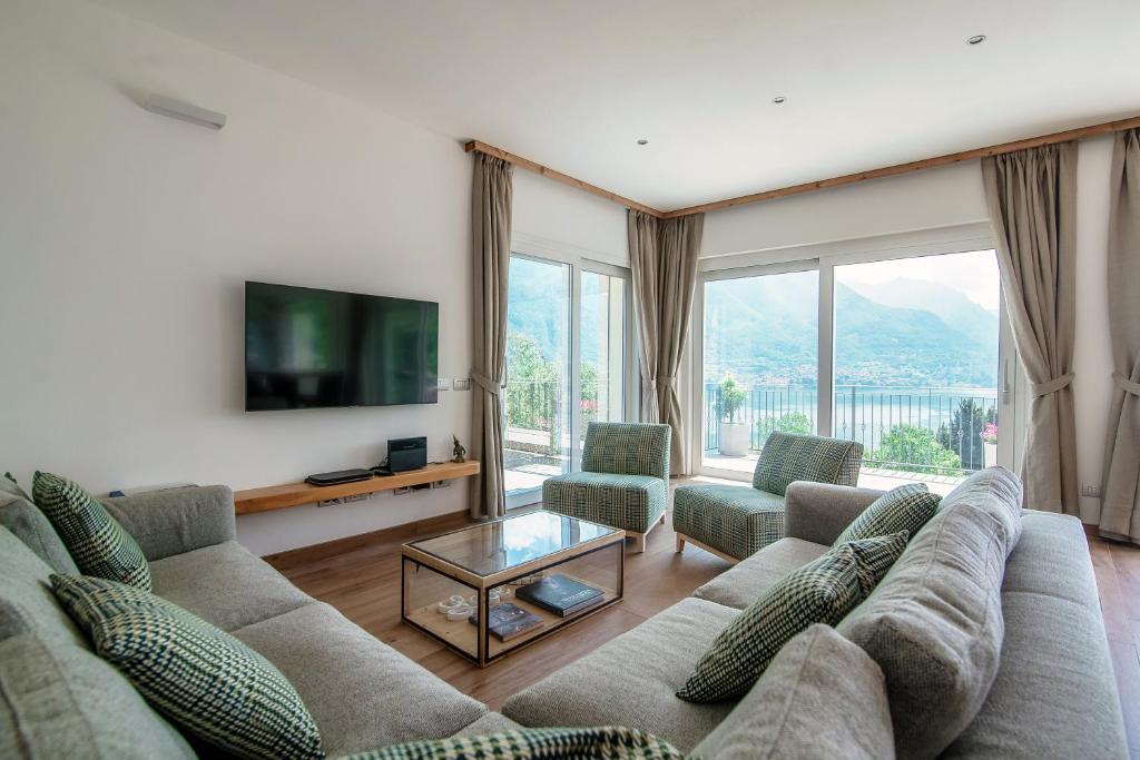 un salon avec un canapé et une télévision dans l'établissement Villa Breva - Bellagio, à Bellagio