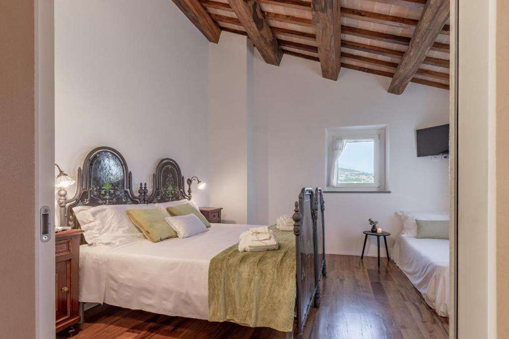 une chambre blanche avec un lit et une fenêtre dans l'établissement Casale Mignola, à Cingoli 43 autres photos