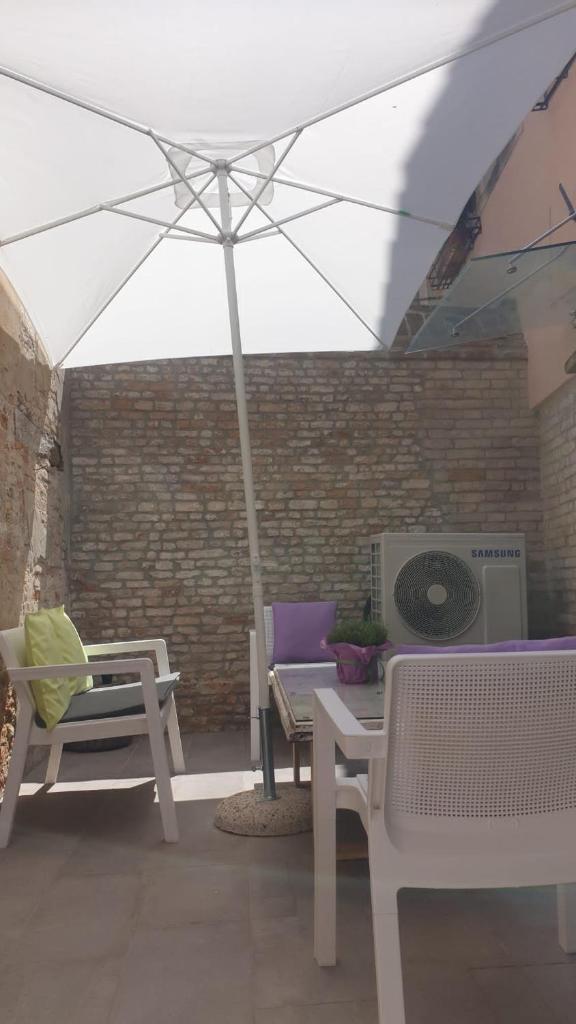 Venice Apartment with Private Courtyard 8