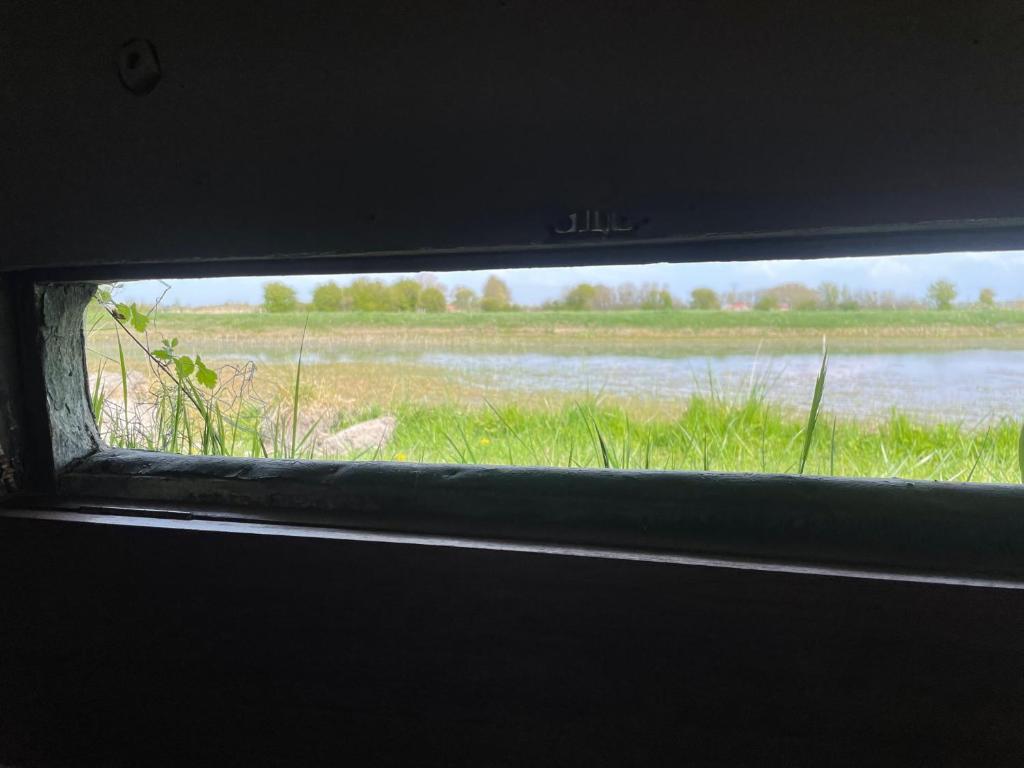 - une vue sur un champ depuis une fenêtre dans l'établissement Nature en Somme, à Quend 4 autres photos
