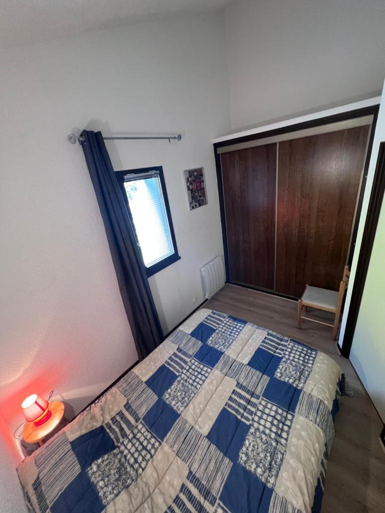 - une chambre avec un lit, une fenêtre et une porte dans l'établissement Résidence les Cristallines, à Le Lioran