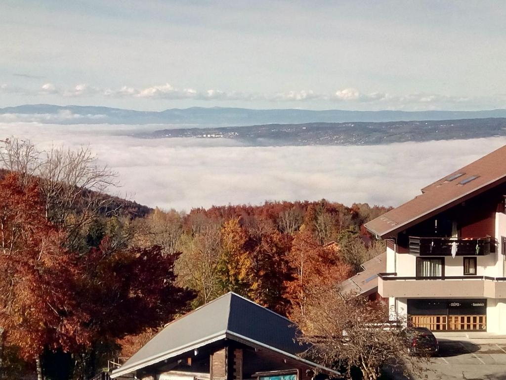 une vue du haut d'un immeuble avec un tas de nuages dans l'établissement SUPERBE APPARTEMENT T2 3 ETOILES 40m2 PIED DES PISTES VUE SUR LE LAC, à Thollon-les-Mémises