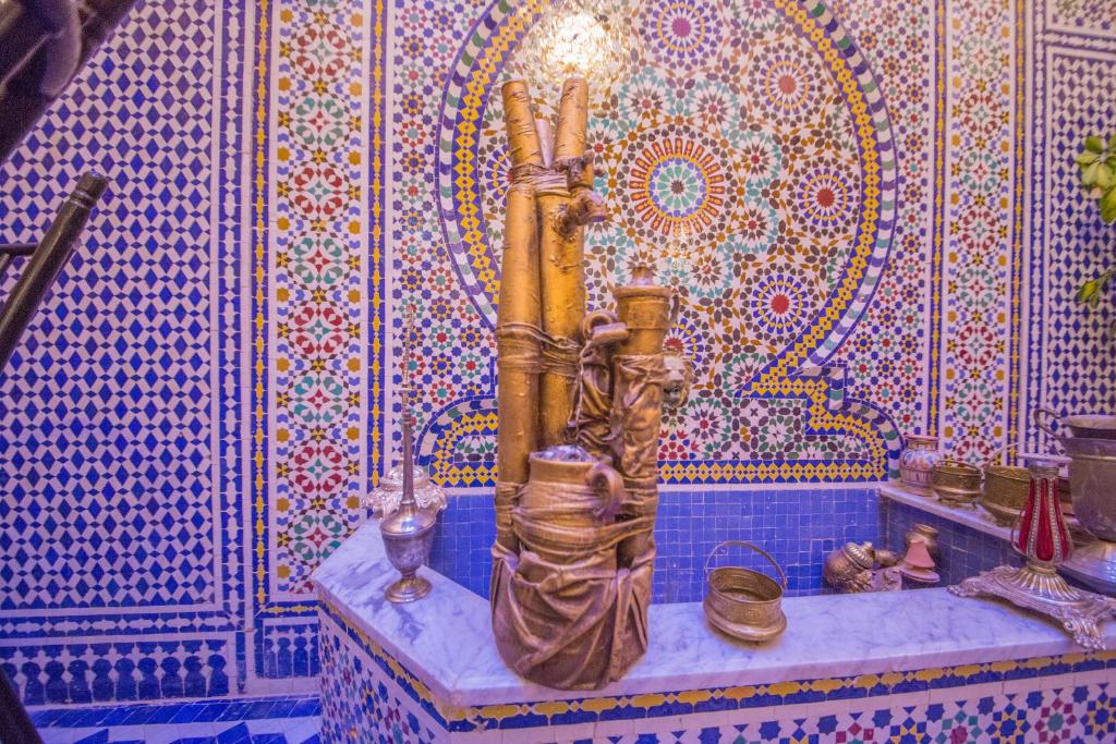 un vase assis sur une table dans une pièce dans l'établissement Riad Hayat Fes, à Fès