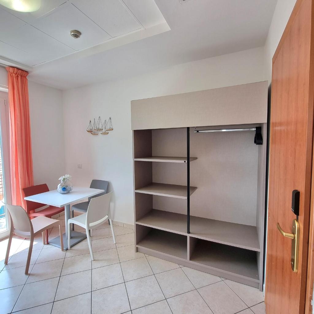 une cuisine et une salle à manger avec une table et une table et des chaises dans l'établissement Residence Mare, à Rimini 211 autres photos