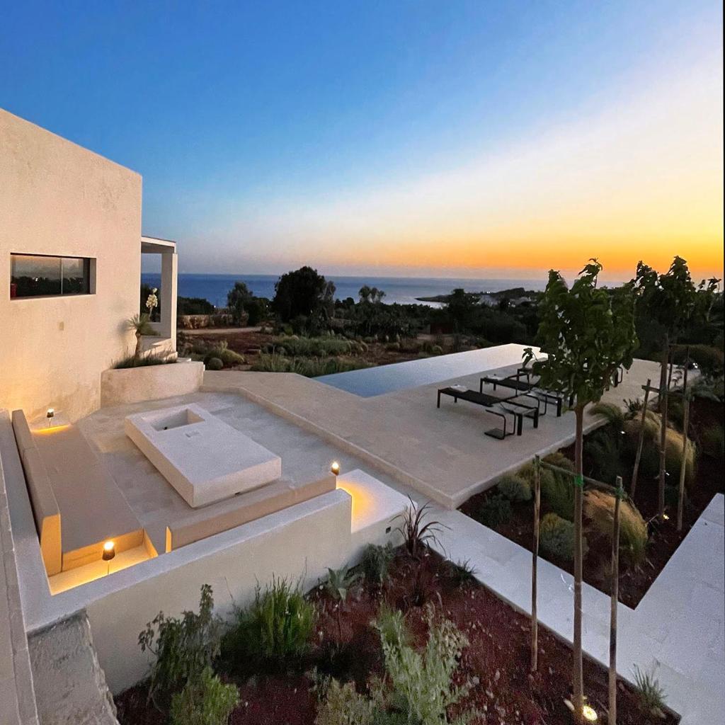 Cette villa offre une vue sur l'océan au coucher du soleil. dans l'établissement Villa CREA, à Marina di Leuca