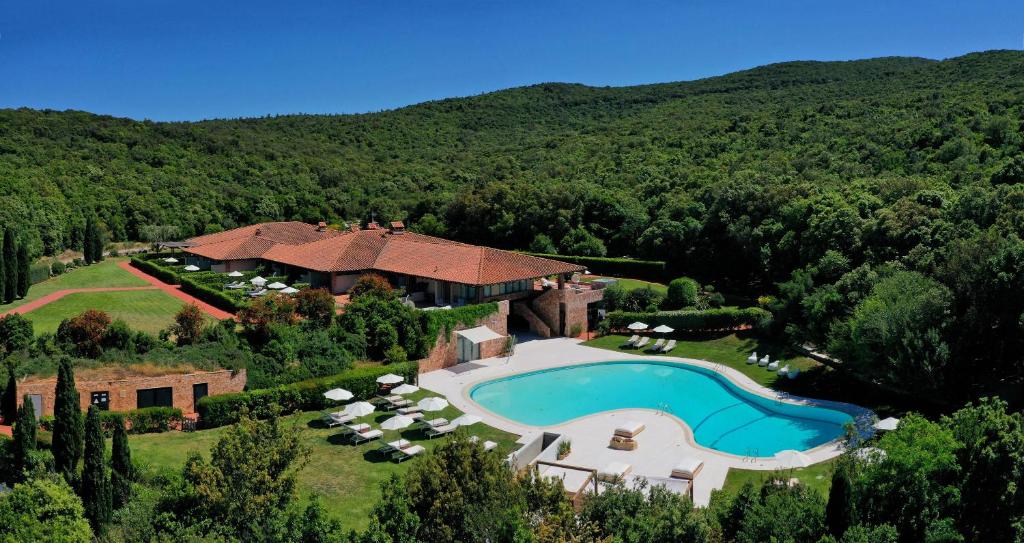 une vue aérienne d'une maison avec piscine dans l'établissement Argentario Lagoon Resort & Spa, à Monte Argentario