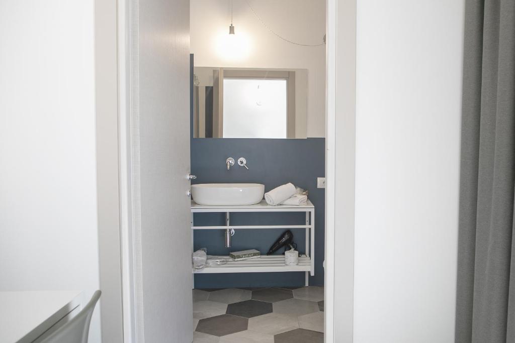 une salle de bain avec un lavabo et un miroir dans l'établissement Hotel Villa Ambra, à Orbetello