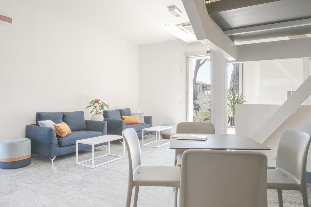 un salon avec un canapé, une table et des chaises dans l'établissement Hotel Villa Ambra, à Orbetello 57 autres photos