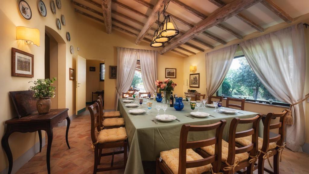 une salle à manger avec une longue table et des chaises dans l'établissement CASALE DELL'OASI 12, Emma Villas, à Gallese