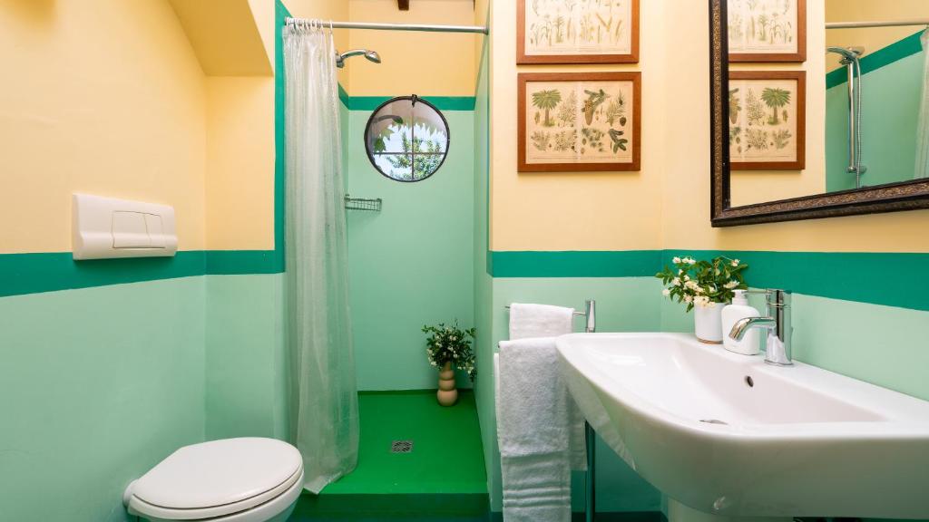 une salle de bain avec un lavabo et des toilettes dans l'établissement CASALE DELL'OASI 12, Emma Villas, à Gallese