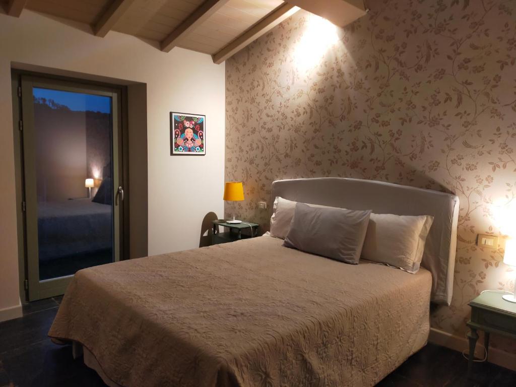 une chambre avec un grand lit dans une pièce dans l'établissement Casa Zeli, à Castel San Niccolò