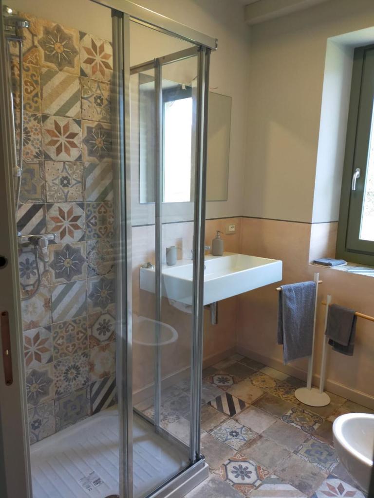 une salle de bain avec douche et lavabo dans l'établissement Casa Zeli, à Castel San Niccolò