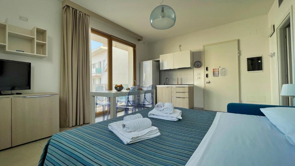 une chambre d'hôtel avec un lit avec des serviettes dessus dans l'établissement La Corte di Leuca Residence, à Leuca