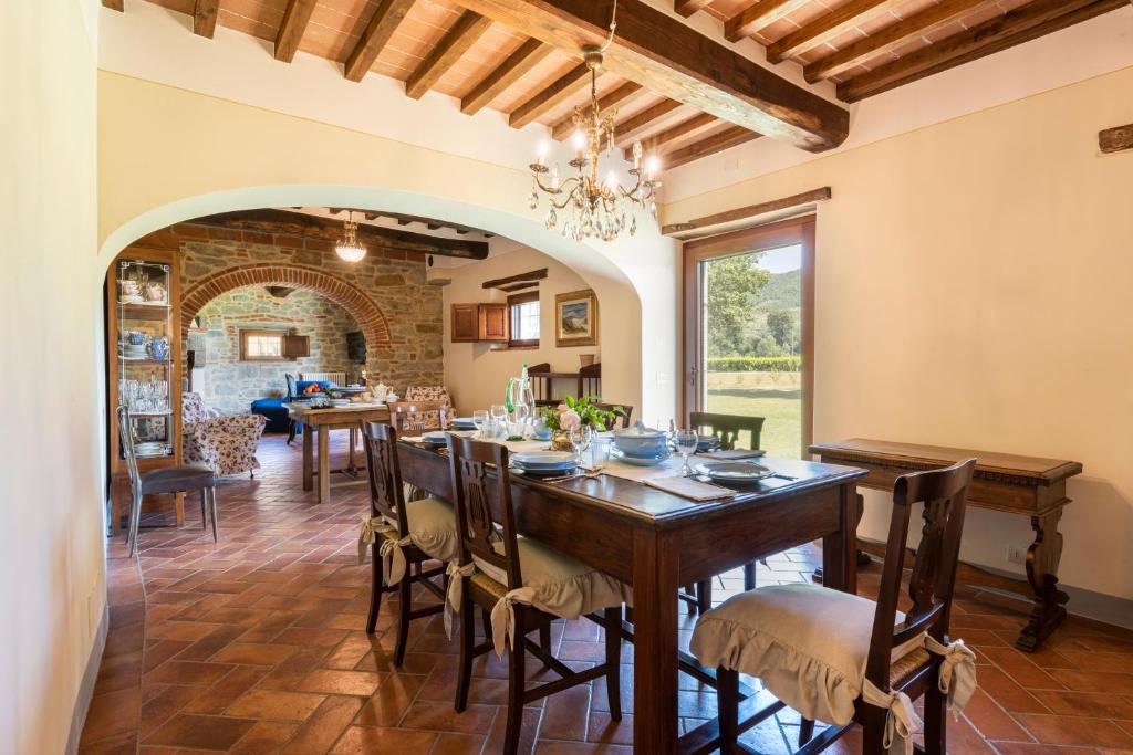 une cuisine et une salle à manger avec une table et des chaises dans l'établissement Villa la Ghiandaia by Mmega, à Pergognano