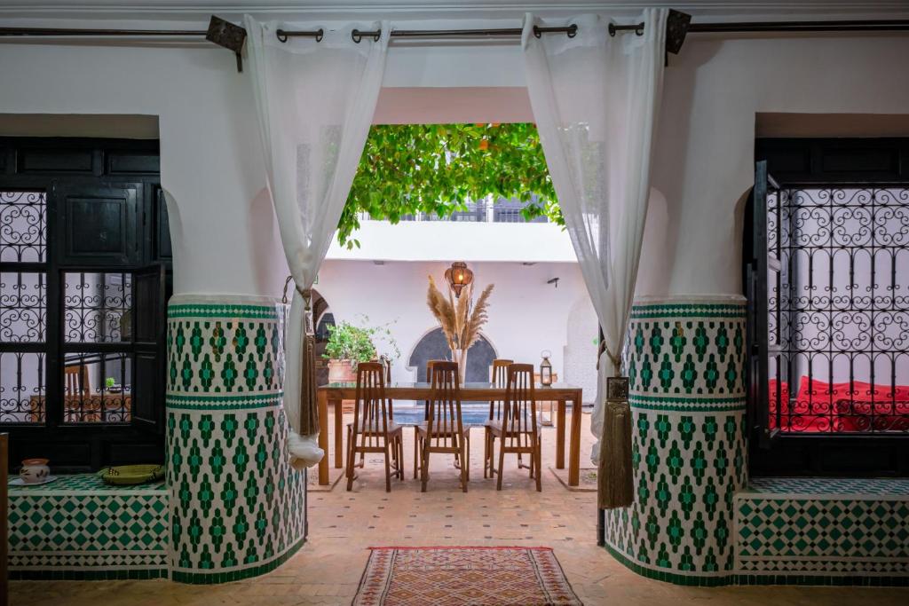 une salle à manger avec une table et des chaises dans l'établissement Riad Ajmal, à Marrakech 35 autres photos