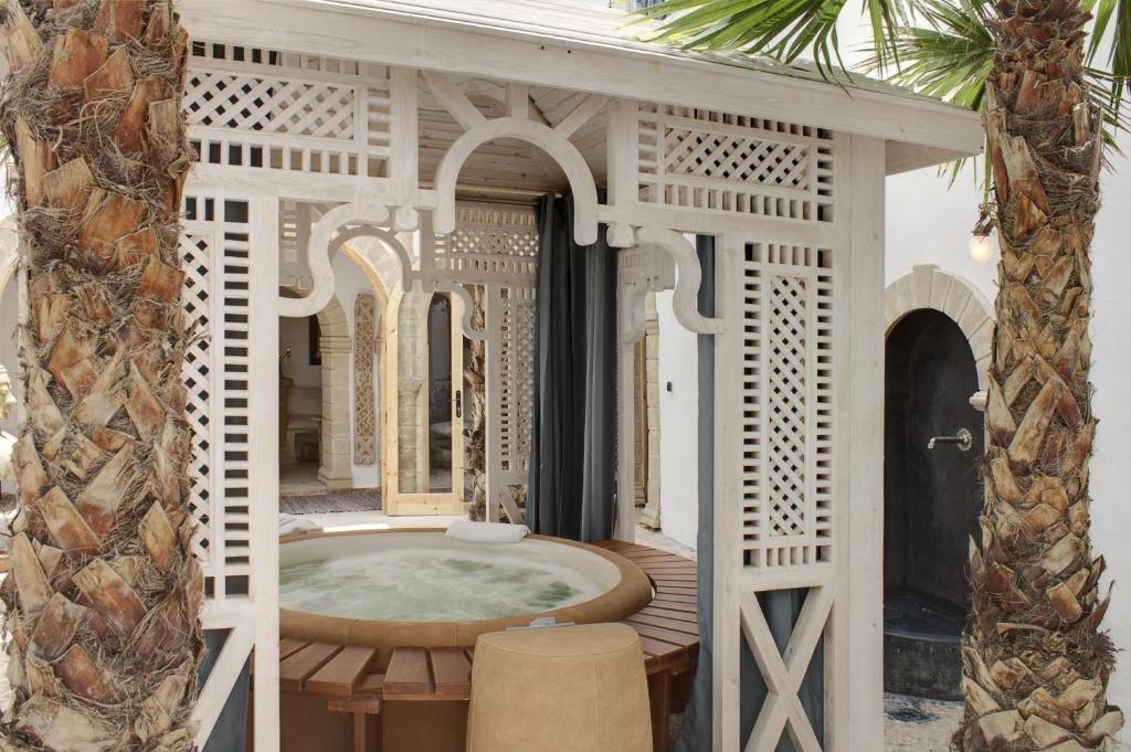 un bain à remous sur la terrasse d'une maison dans l'établissement Riad Baladin, à Essaouira 37 autres photos