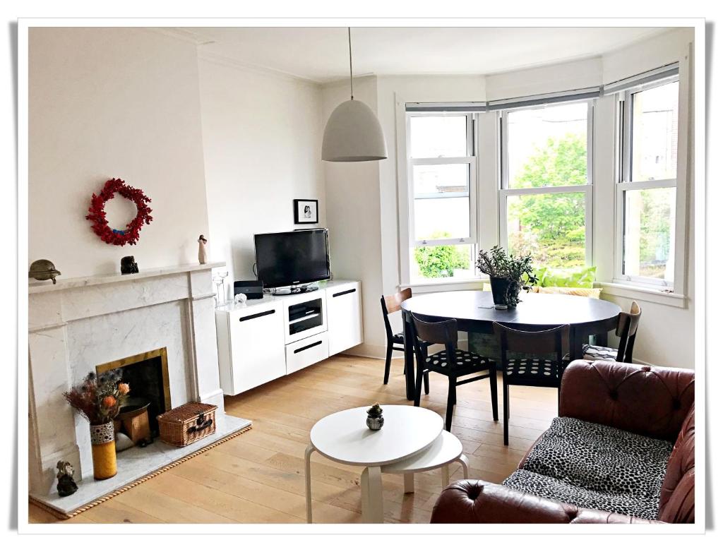Spacious and modern 2 bedroom flat near the City Centre 1