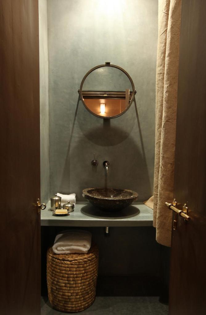 une salle de bain avec un lavabo et un miroir dans l'établissement Riad Joya, à Marrakech