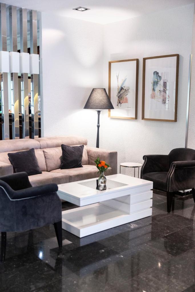 Hotel Serrano Image