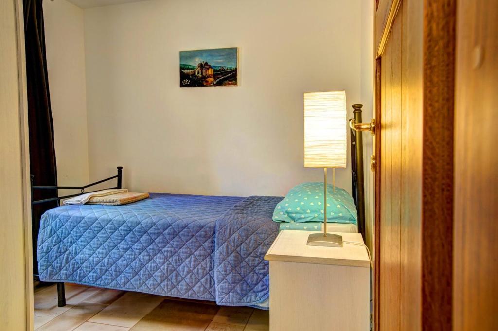 - une chambre avec un lit et une lampe sur une table de chevet dans l'établissement Villa Trulli Carolina by Villa Plus, à Noci 19 autres photos