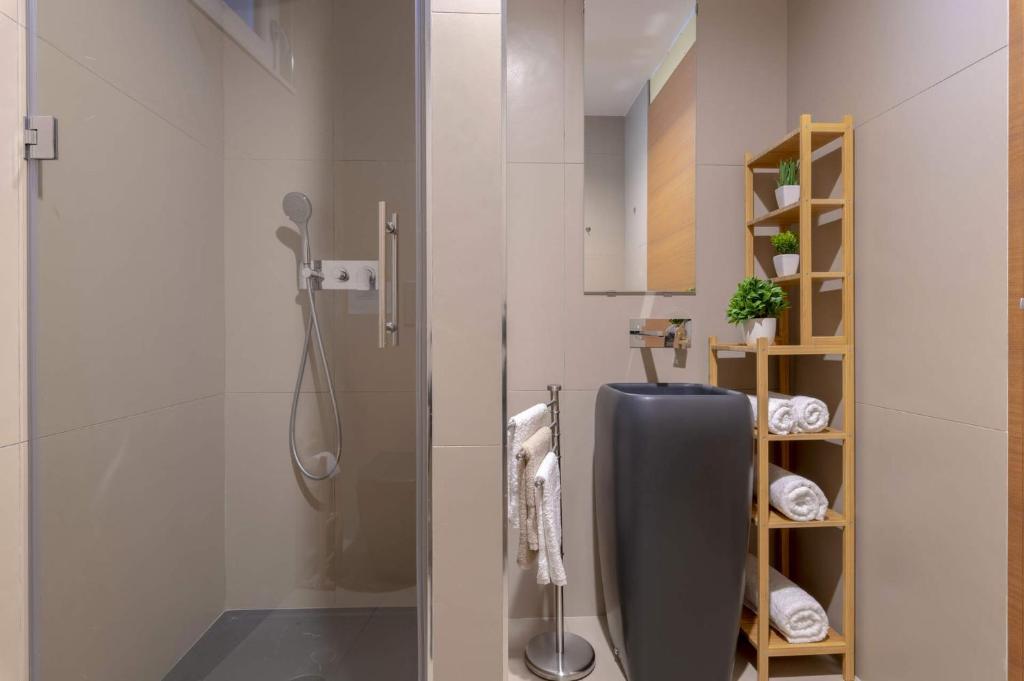 une salle de bain avec douche et réfrigérateur dans l'établissement Villa Campanella by Villa Plus, à Noci