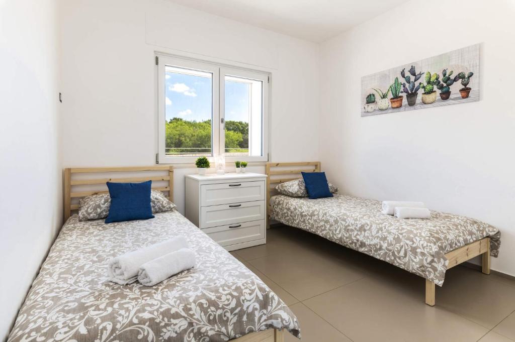 une chambre avec deux lits et une fenêtre dans l'établissement Villa Campanella by Villa Plus, à Noci